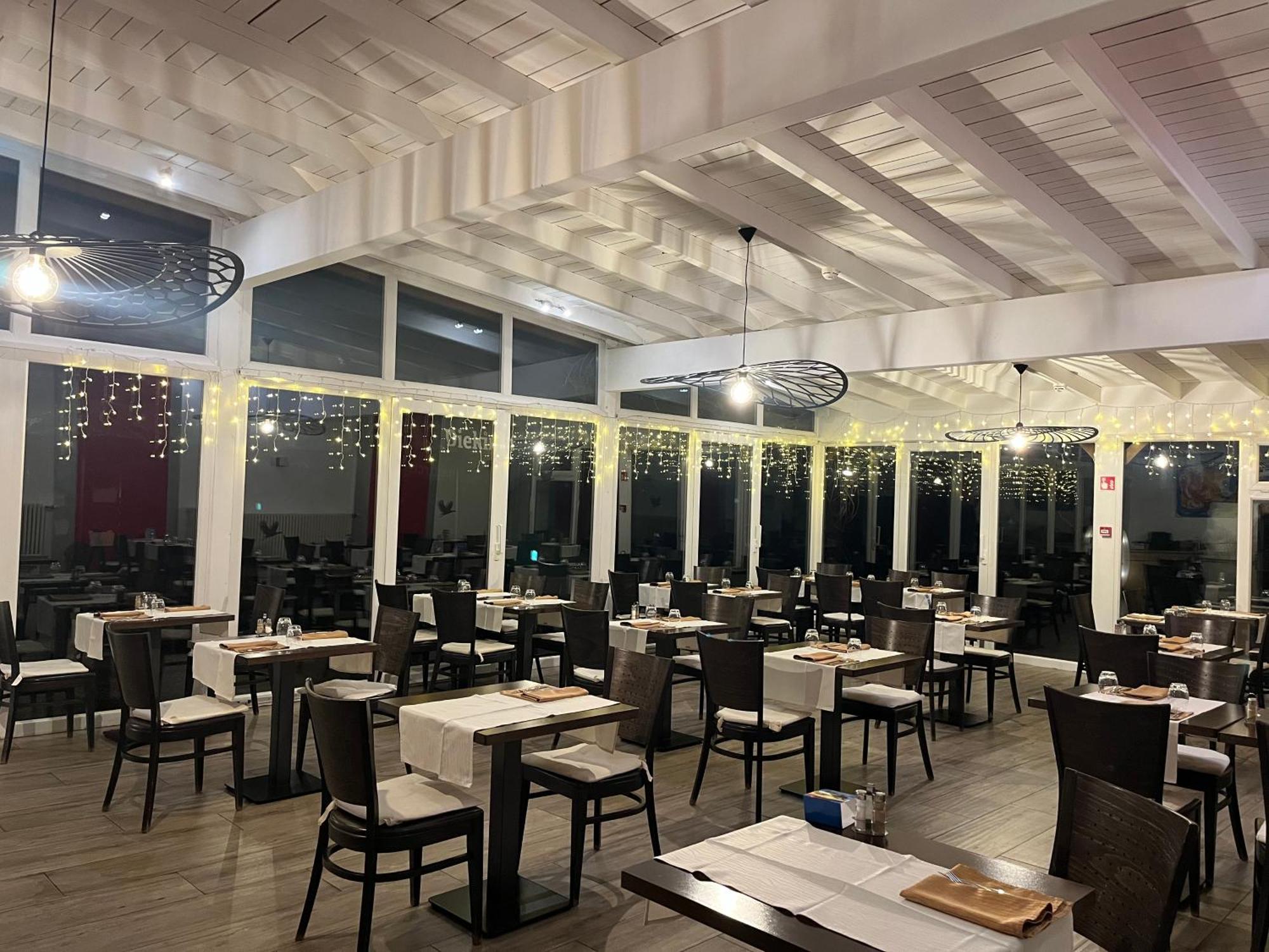 Hotel Restaurant Le Paris มงดอร์ฟ-เล-แบ็ง ภายนอก รูปภาพ